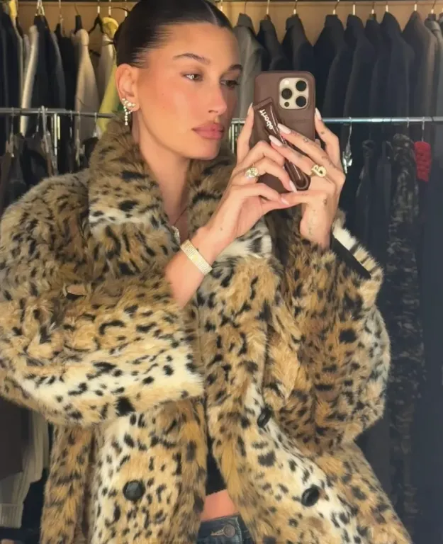 Hailey Bieber szexi szilveszteri bulija kavárral és gyémántokkal-1