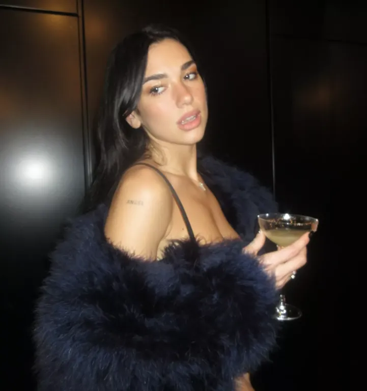 Dua Lipa újévi bulija: Csók és eljegyzési pletykák-3