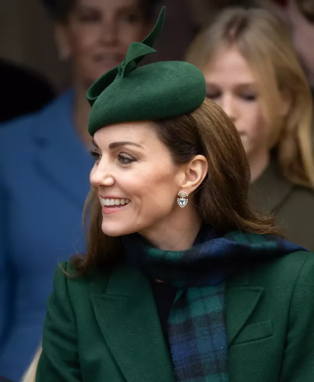 Kate Middleton új fülbevalója: karácsonyi divat üzenet-1