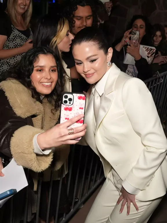 Selena Gomez menyasszonyi öltönyben ragyog a vörös szőnyegen-3