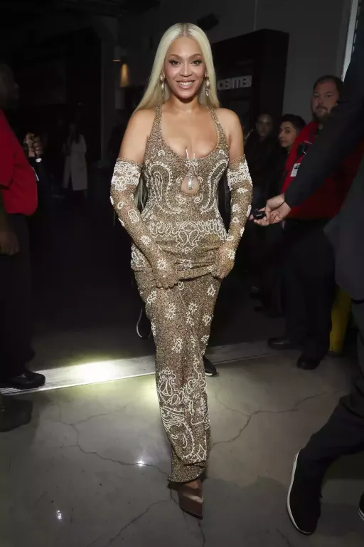 Beyoncé ruhamalőrje a Grammy-díjátadón-1