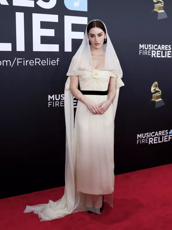 Gracie Abrams menyasszonyi ruhában a Grammy-gálán-1