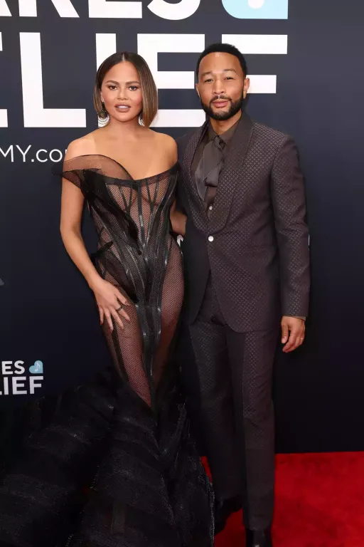 Chrissy Teigen átlátszó ruhában hódított a Grammy-n-2