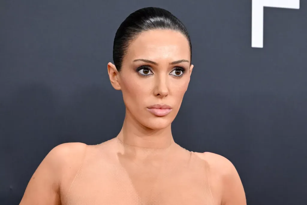 Bianca Censori sokkoló átlátszó ruhája a Grammy-gálán-2