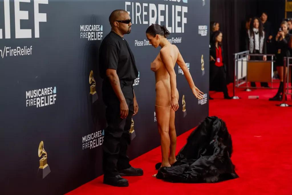 Bianca Censori sokkoló átlátszó ruhája a Grammy-gálán-3