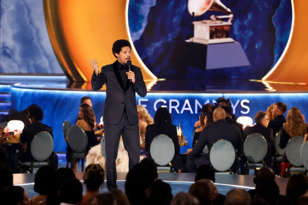 Trevor Noah Trump-ellenes poénnal sokkolja a Grammy-közönséget-2