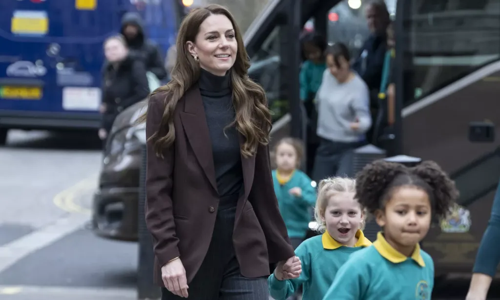 Kate Middleton iskolásokkal látogatott galériát-1