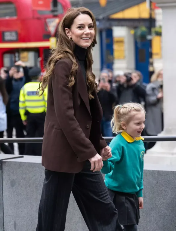 Kate Middleton iskolásokkal látogatott galériát-2