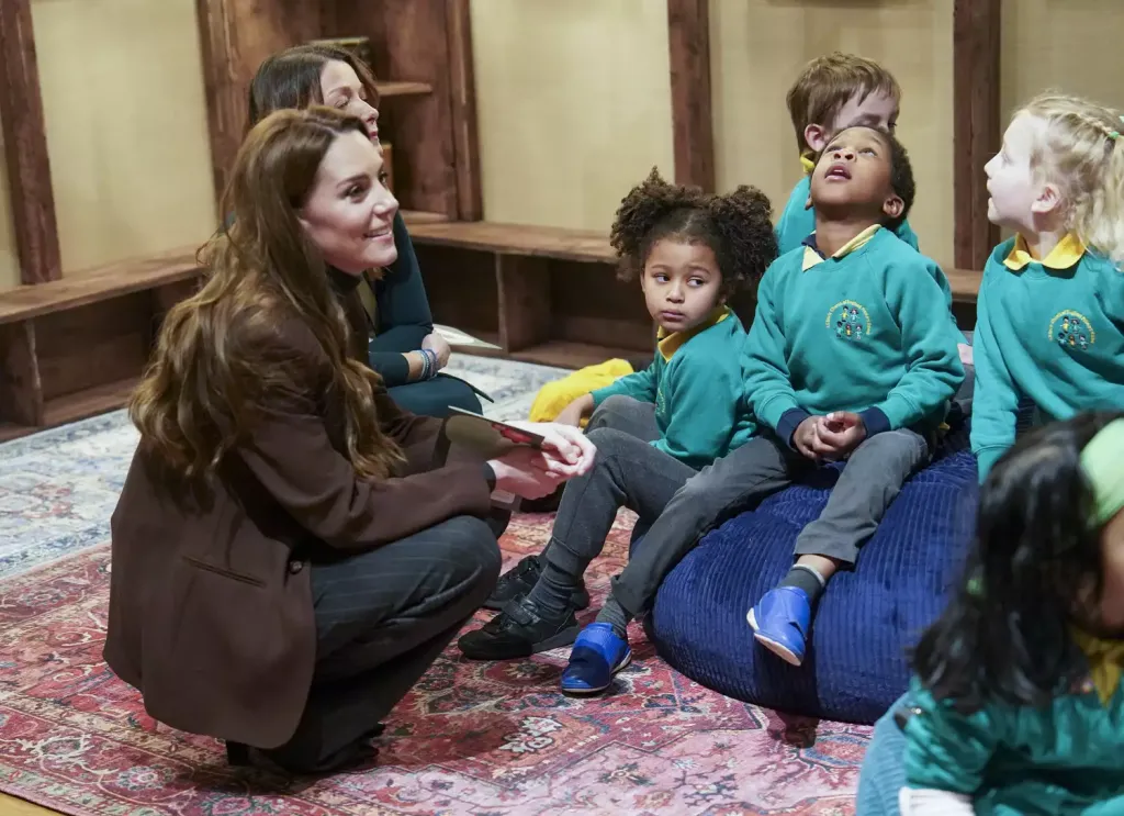 Kate Middleton iskolásokkal látogatott galériát-3