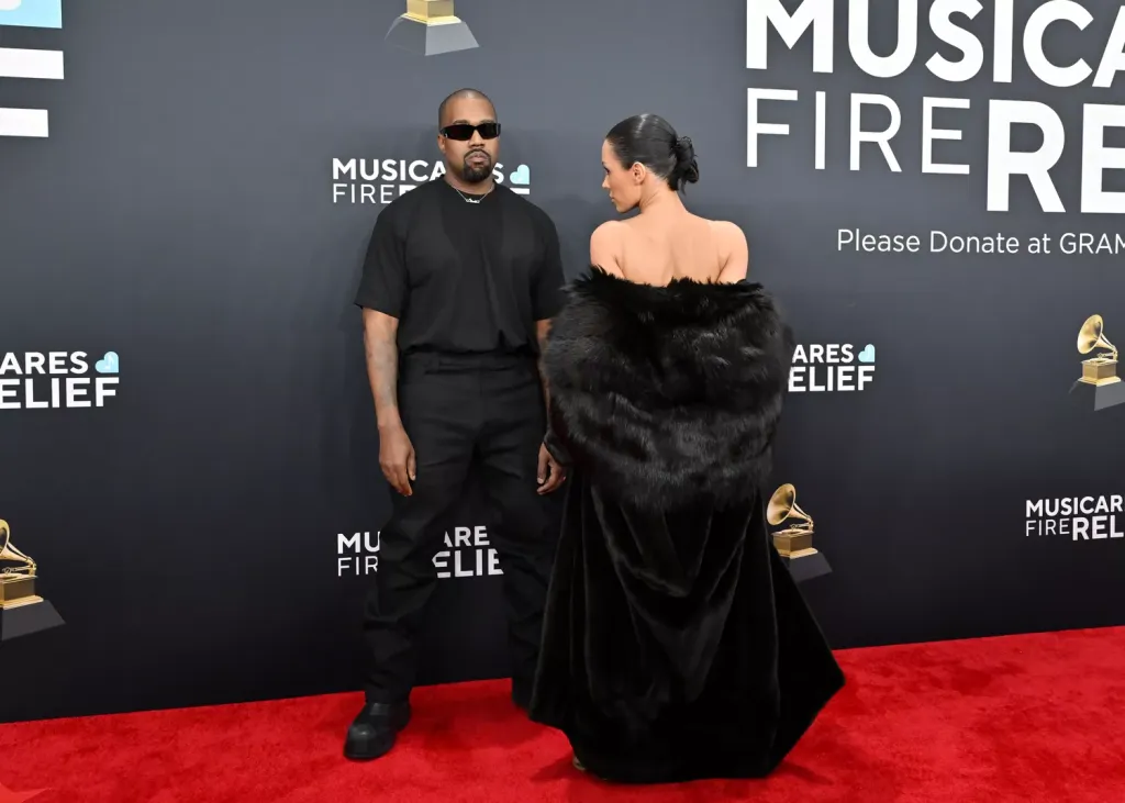 Bianca Censori botrányos Grammy-megjelenése-1