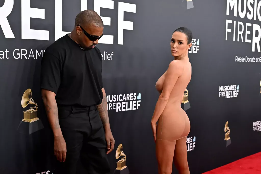 Bianca Censori botrányos Grammy-megjelenése-2