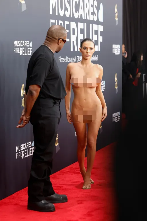 Kanye West védi felesége botrányos Grammy-ruháját-1