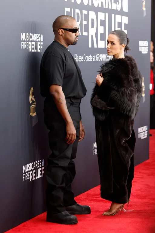 Kanye West védi felesége botrányos Grammy-ruháját-3