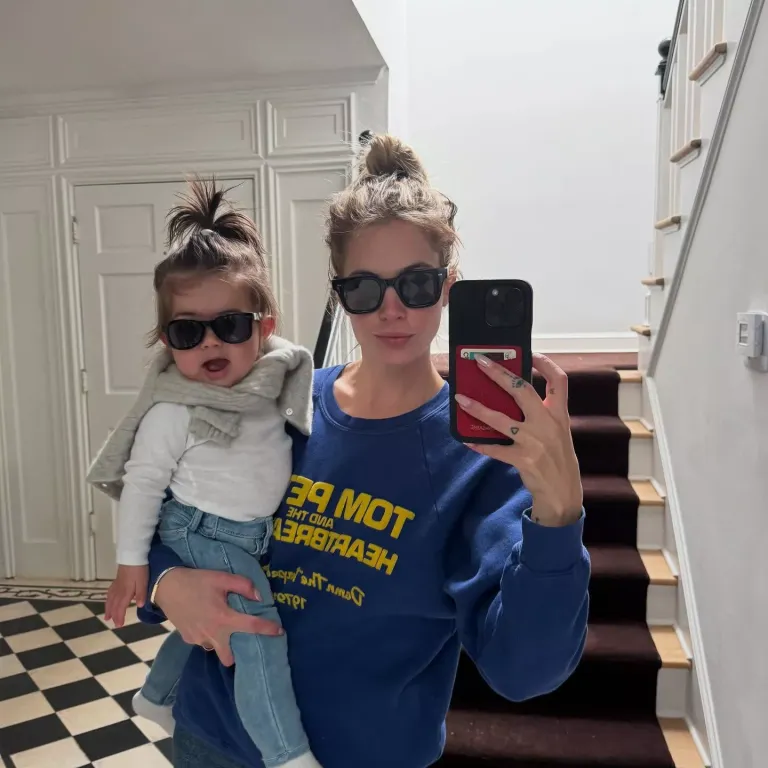 Ashley Benson először mutatta meg kislányát a világnak-1