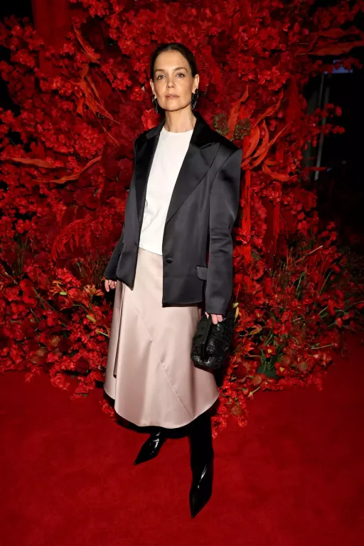 Katie Holmes kápráztat két elegáns szettben egy nap alatt-2