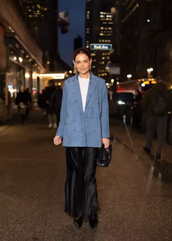 Katie Holmes kápráztat két elegáns szettben egy nap alatt-3