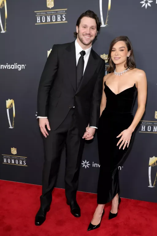 Hailee Steinfeld és Josh Allen első vörös szőnyeges megjelenése-2