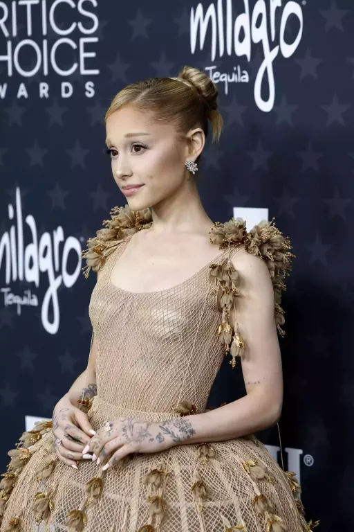 Ariana Grande káprázatos balettszerű ruhában a díjátadón-3