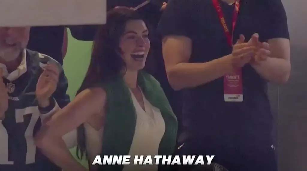 Anne Hathaway rajong az Eagles-ért a Super Bowlon-1