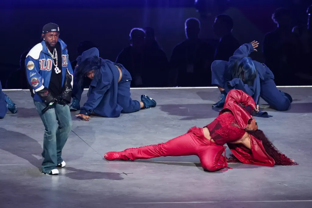 Kendrick Lamar rejtélyes nyaklánca a Super Bowl-on-1
