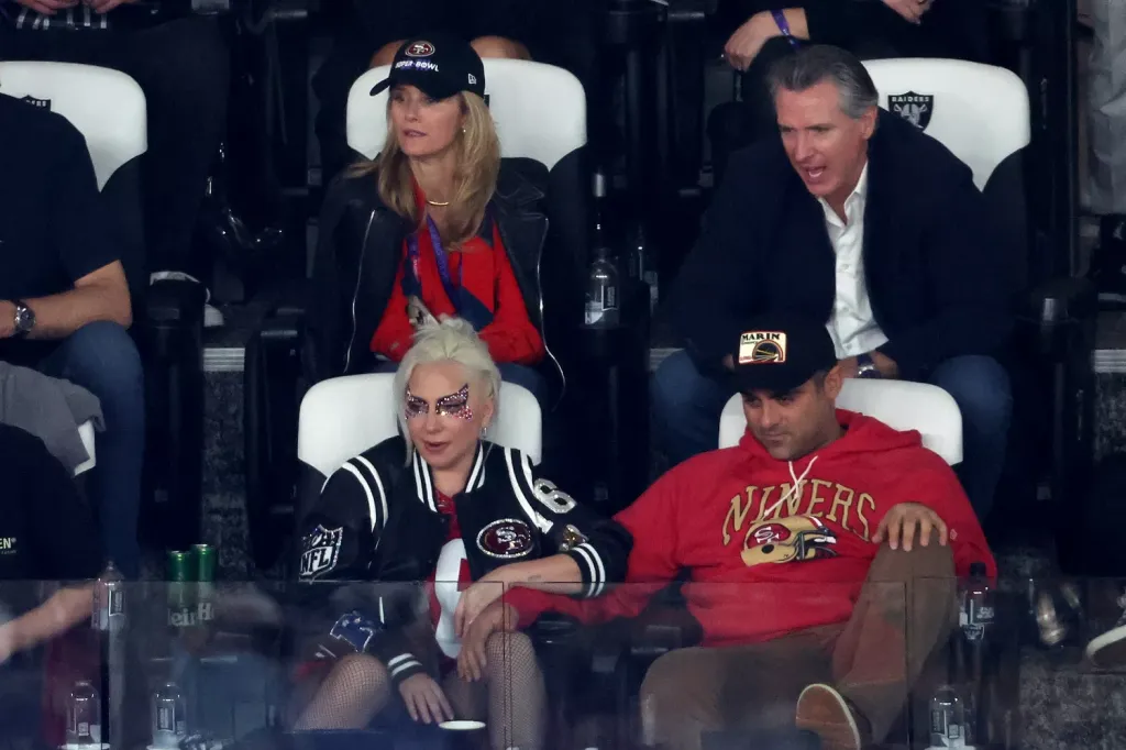 Lady Gaga és vőlegénye a Super Bowl-on hódítanak-3