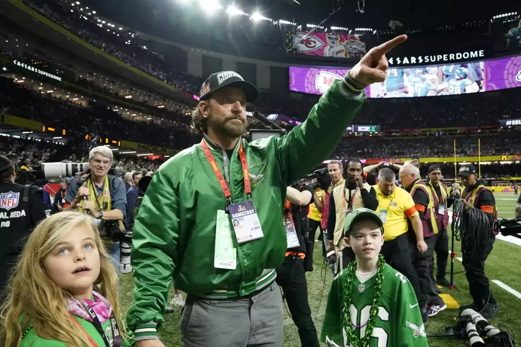 Bradley Cooper és lánya szurkolnak a Super Bowlon-1