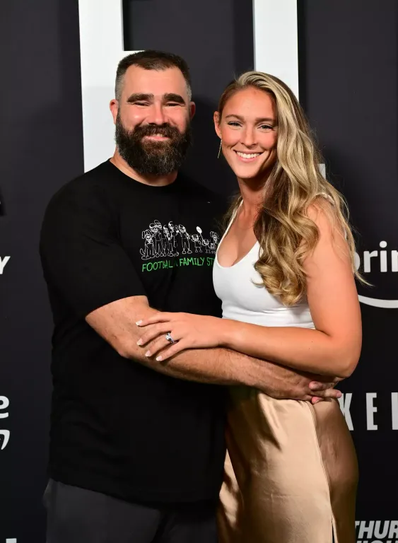 Kylie Kelce semleges stílusban a Super Bowl-on-2