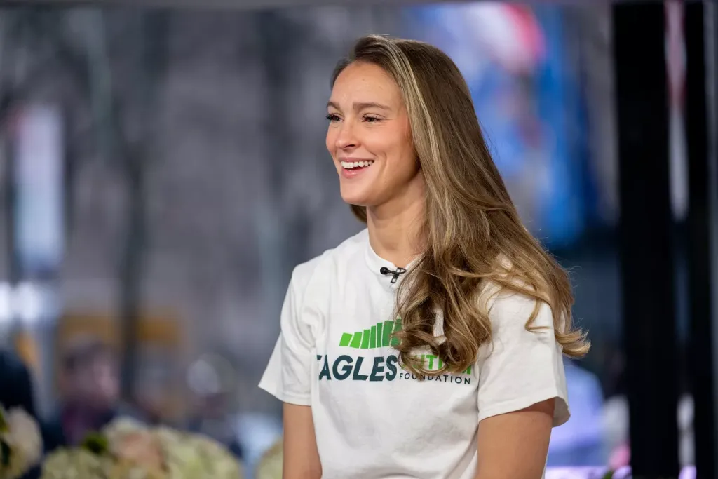 Kylie Kelce semleges stílusban a Super Bowl-on-3