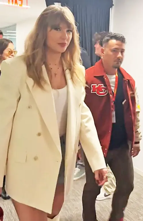 Taylor Swift rejtélyes öltözéke: Titkos üzenetek?-2