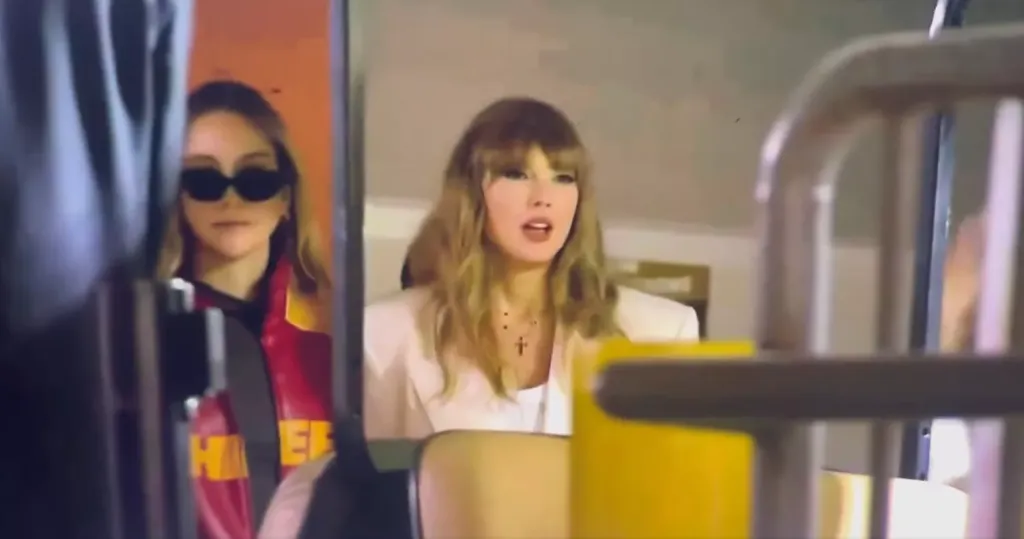 Taylor Swift briliáns Super Bowl-stílusa: Fehér és vörös-1