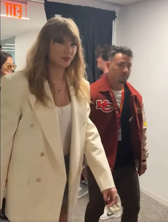 Taylor Swift briliáns Super Bowl-stílusa: Fehér és vörös-2