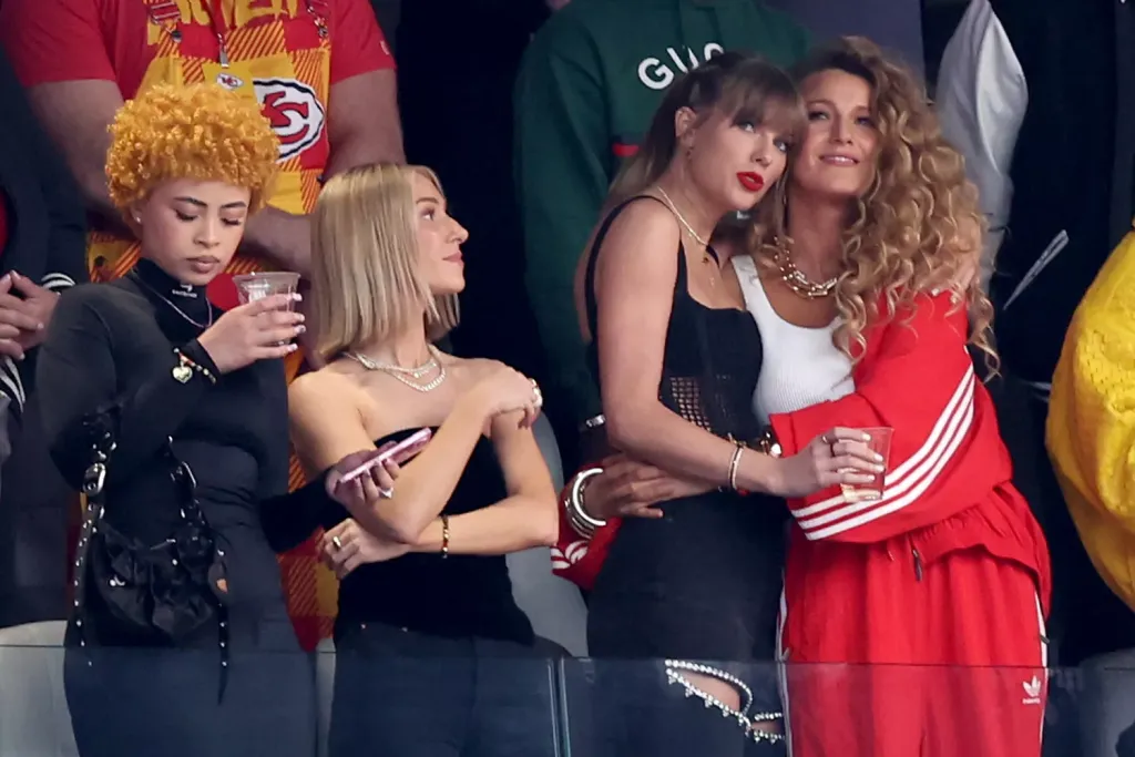 Taylor Swift briliáns Super Bowl-stílusa: Fehér és vörös-4