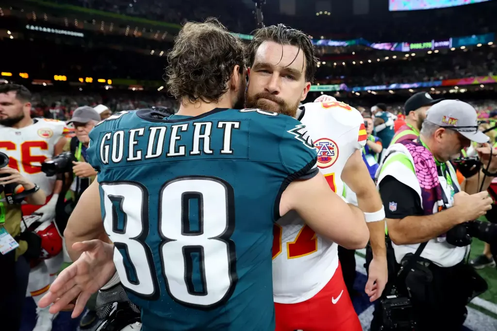 Taylor Swift vigasztalja Travis Kelce-t a Super Bowl után-2