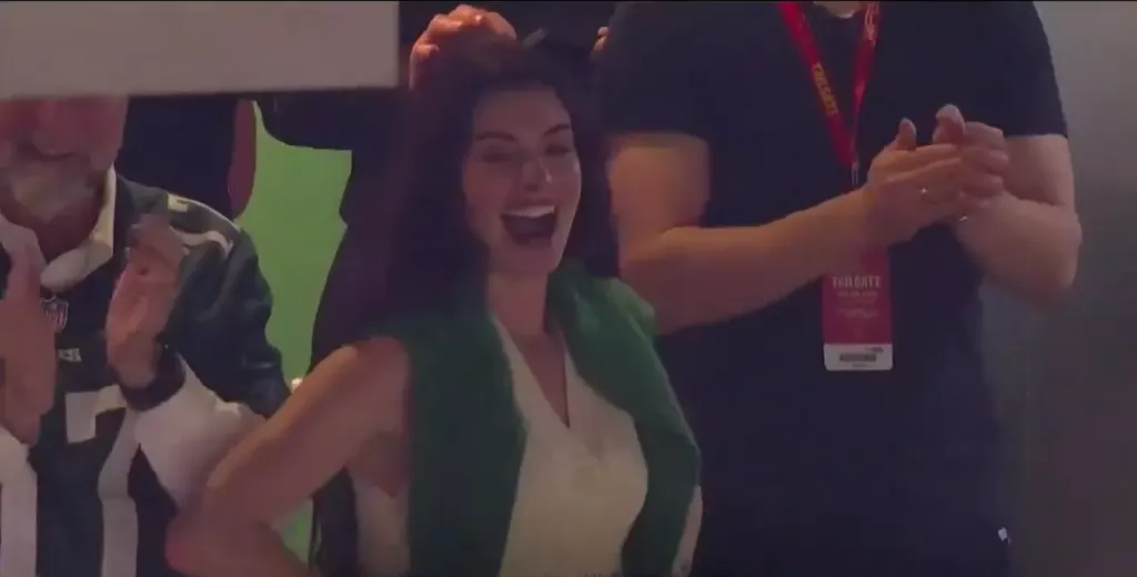 Anne Hathaway és fia együtt szurkoltak a Super Bowlon-1