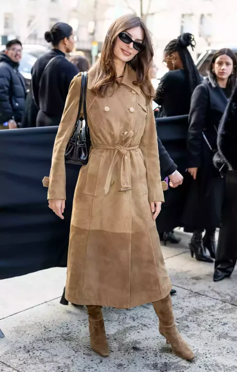 Emily Ratajkowski hódít a velúr trenddel-1