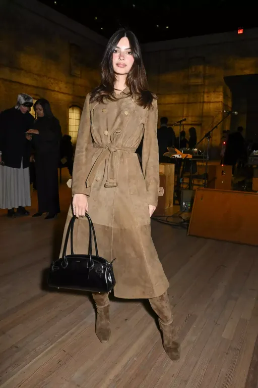 Emily Ratajkowski hódít a velúr trenddel-2