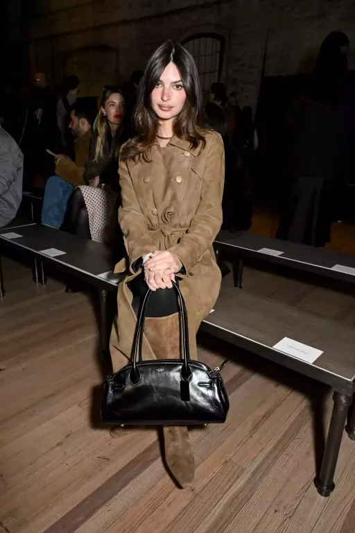 Emily Ratajkowski hódít a velúr trenddel-3