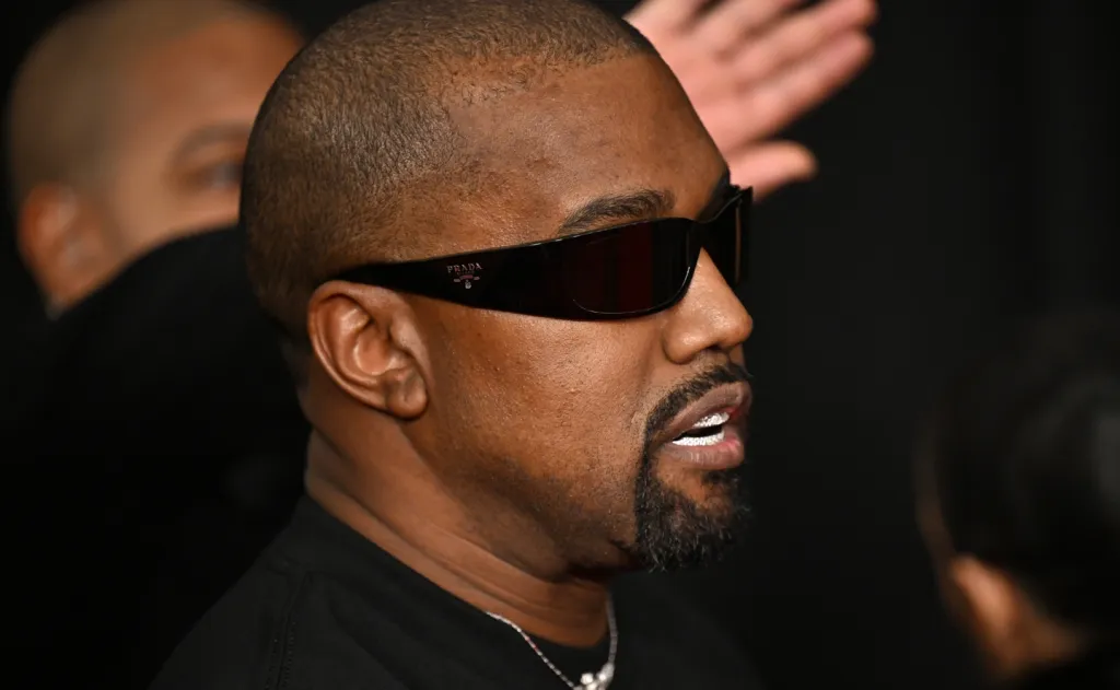 Kanye West botrányos Super Bowl-reklámja után leállt a Yeezy-2