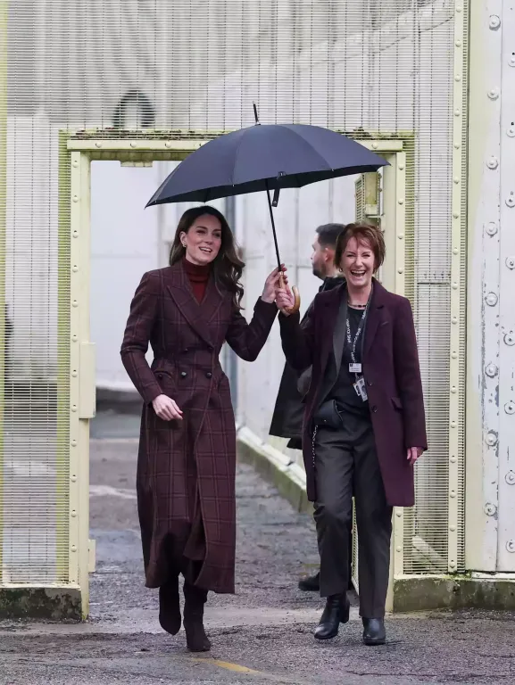 Kate Middleton újrahasznosít: Börtönlátogatás stílusosan-2