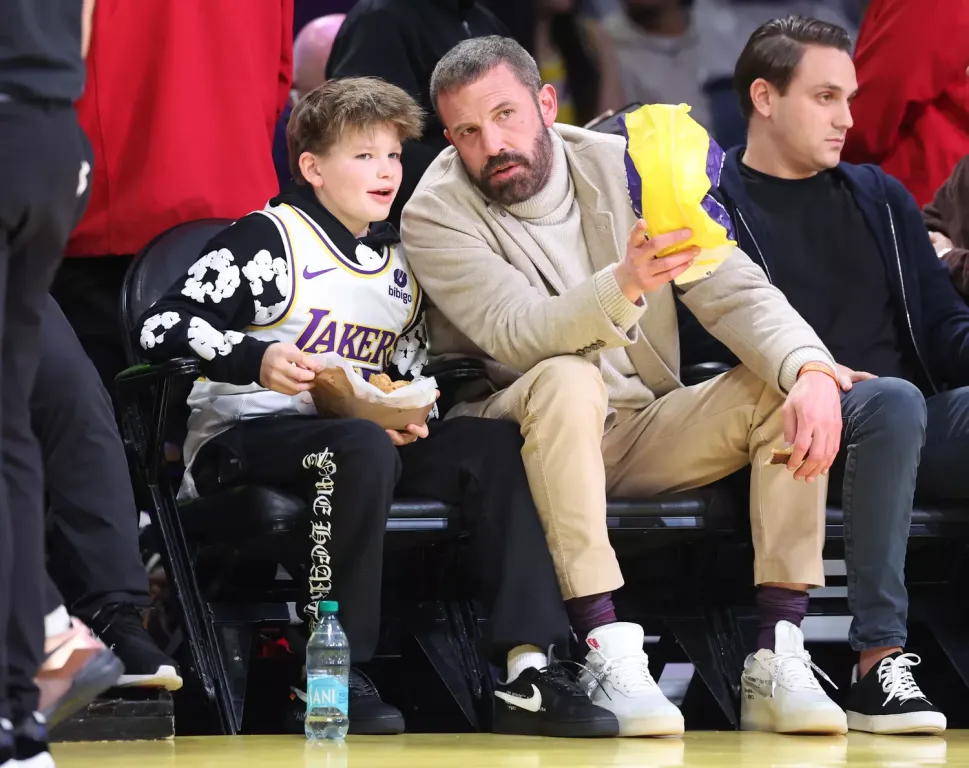 Ben Affleck és fia: Stílusos páros a Lakers meccsén-1