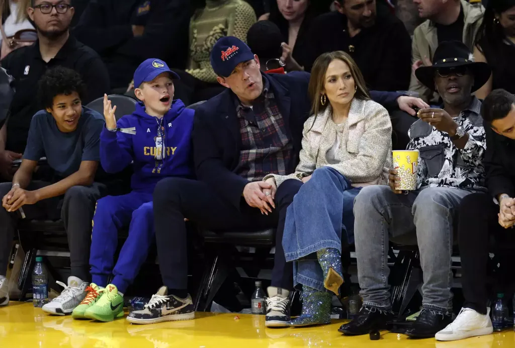 Ben Affleck és fia: Stílusos páros a Lakers meccsén-2