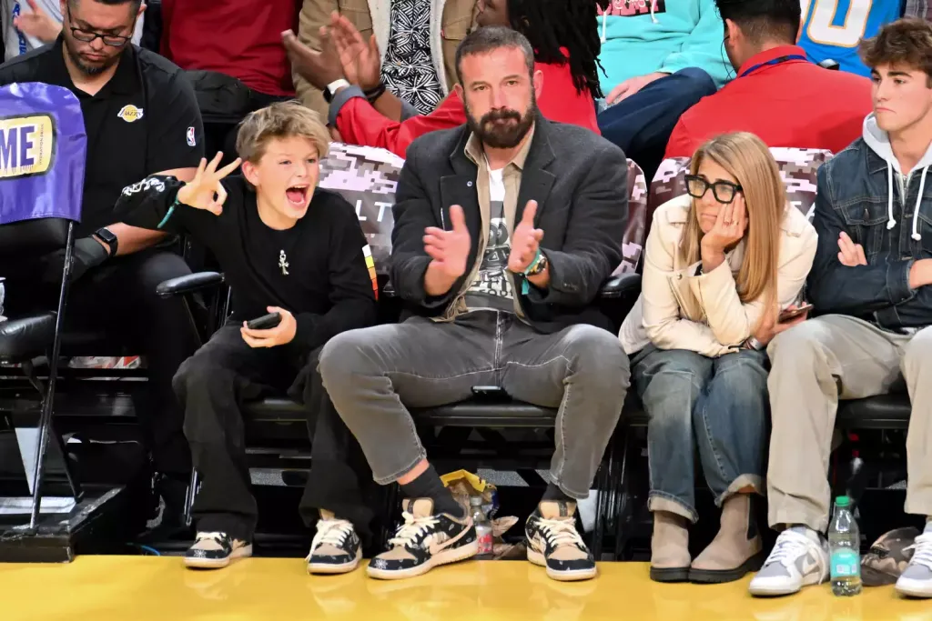 Ben Affleck és fia: Stílusos páros a Lakers meccsén-3