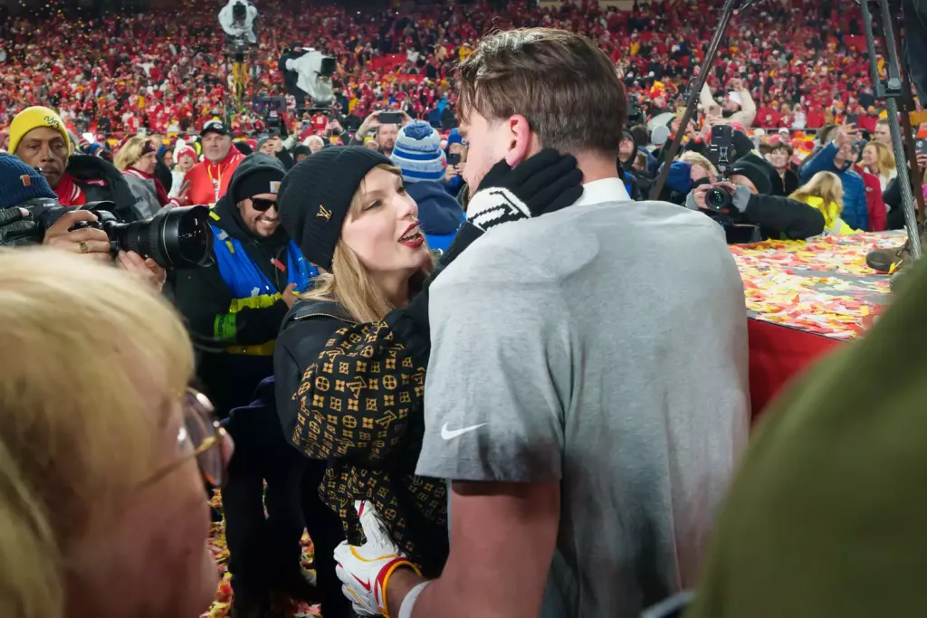 Swift és Kelce: Szerelem a Super Bowl vereség után-1