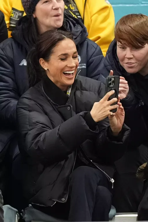 Meghan Markle titkos üzenete: Királyi pecsétgyűrű a kanadai Invictus Játékokon-5