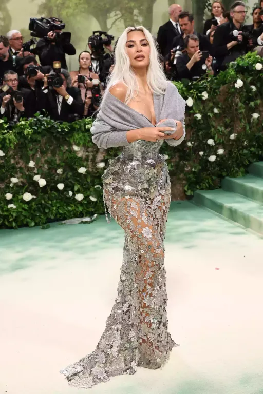 Kim Kardashian: Lélegzetelállító Met Gala ruha kalandja-1