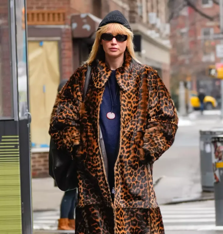Jennifer Lawrence várandósan sétál New Yorkban-2
