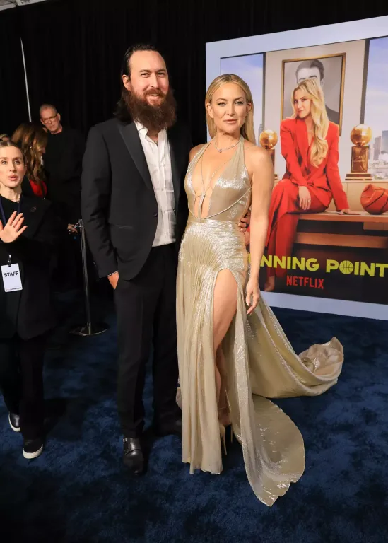 Kate Hudson kápráztat merész ruhában Netflix-premieren-3