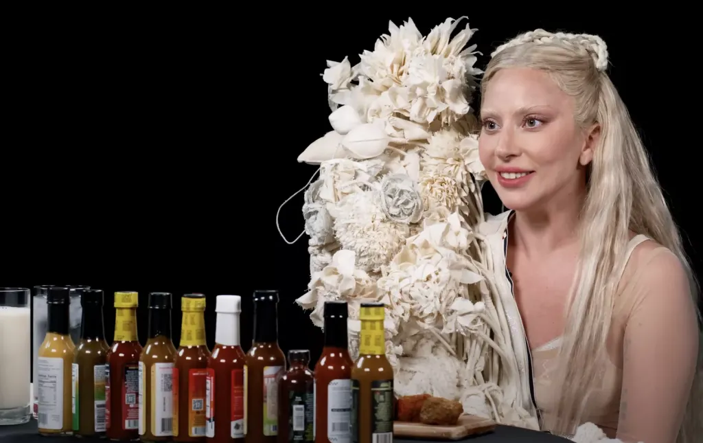 Lady Gaga couture ruhában hódít a Hot Ones műsorban-1