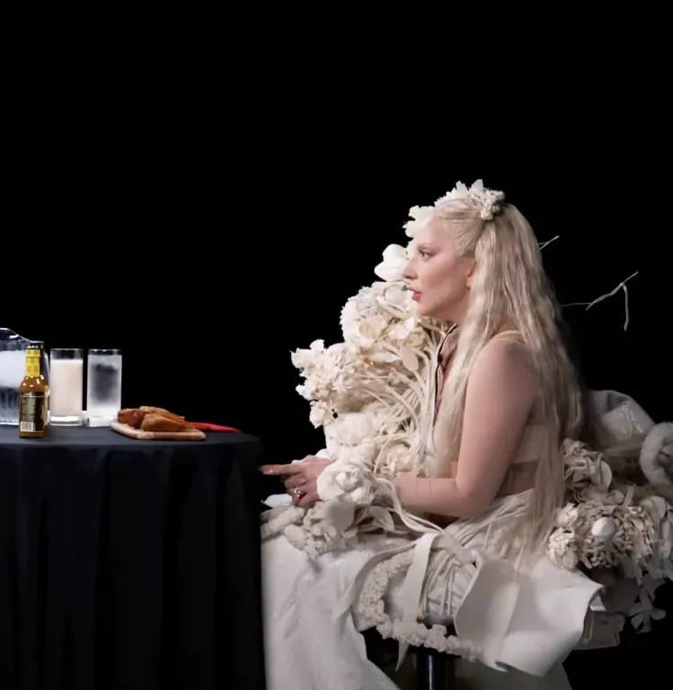 Lady Gaga couture ruhában hódít a Hot Ones műsorban-3