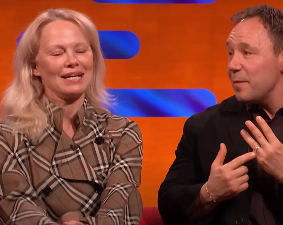 Pamela Anderson flörtöl, Stephen Graham hűséges marad-2